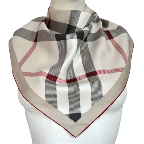 foulard carre burberry femme|Foulards en soie de luxe pour femme .